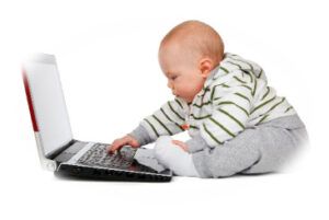 bebé con ordenador