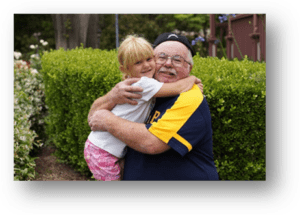 Abuelo abrazando